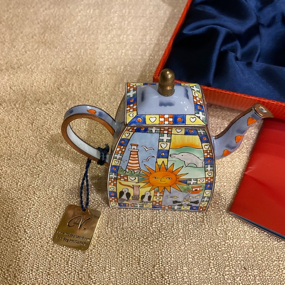 CHARLOTTE DI VITA LONDON COLLECTIONS. NUMBERED EDITION #846 MINIATURE TEA POT - Picture 3 of 8